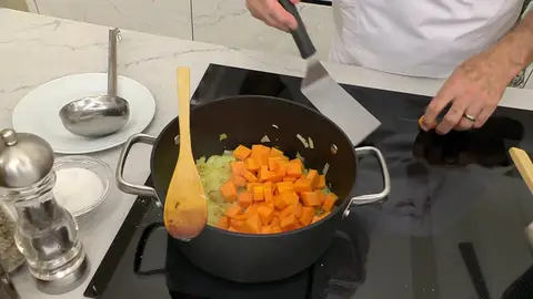 Pela la calabaza, trocéala e incorpórala Pela la calabaza, trocéala e incorpórala