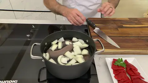 Sazona y cuece las morcillas a fuego suave Sazona y cuece las morcillas a fuego suave