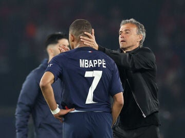 Luis Enrique y Mbappé, tras la eliminación ante el Borussia Dortmund