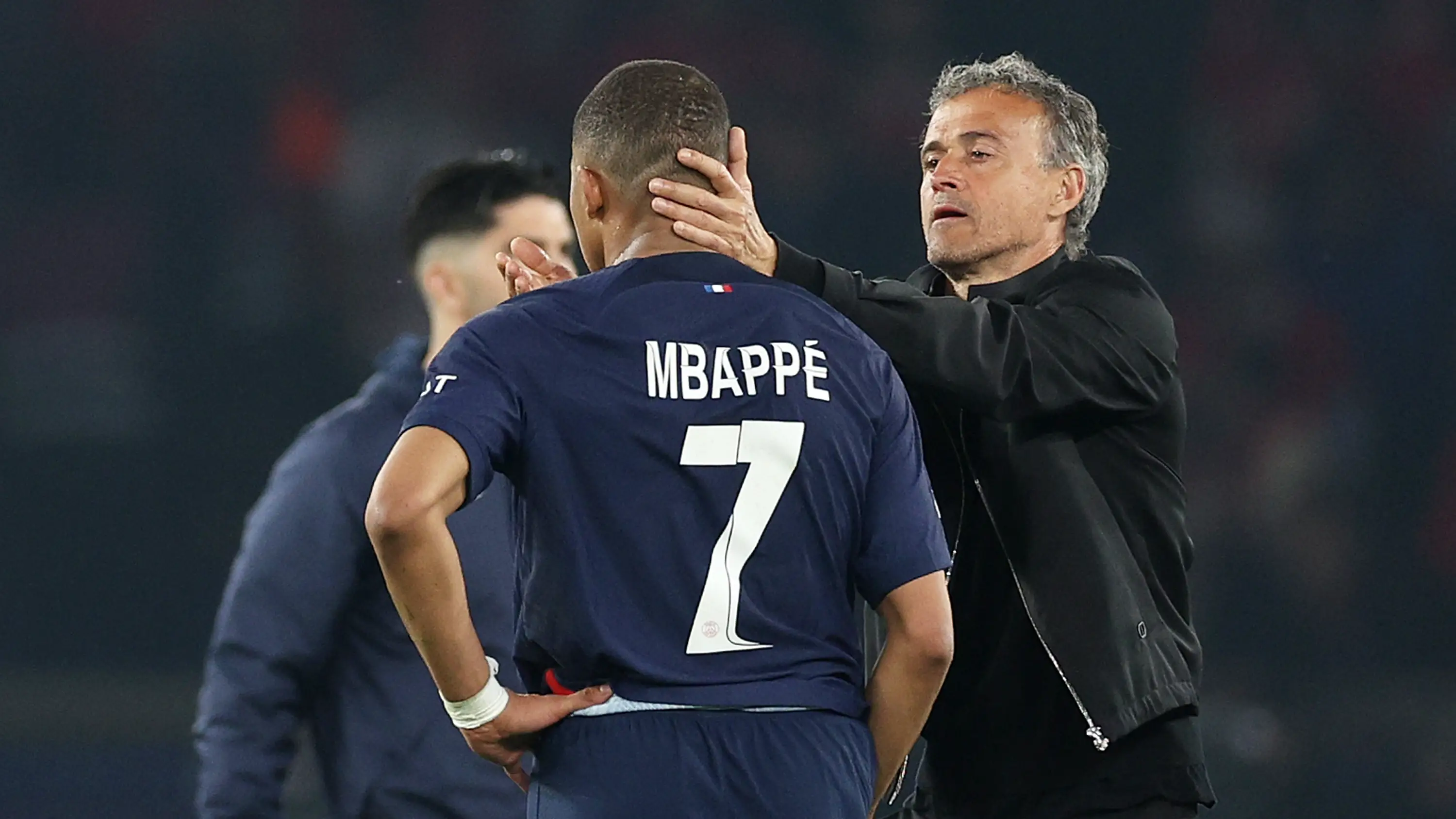 Luis Enrique y Mbappé, tras la eliminación ante el Borussia Dortmund Luis Enrique y Mbappé, tras la eliminación ante el Borussia Dortmund