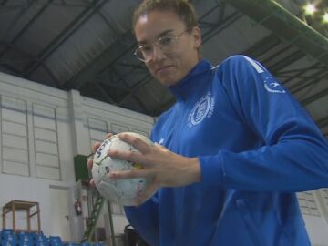 Laura Nicholls en un entrenamiento de balonmano