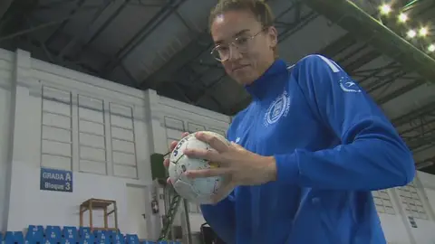 Laura Nicholls en un entrenamiento de balonmano Laura Nicholls en un entrenamiento de balonmano