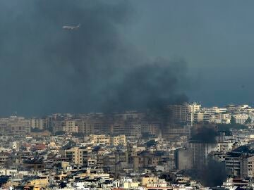 Un avión vuela sobre Beirut tras los bombardeos israelíes al barrio de Dahye