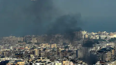 Un avión vuela sobre Beirut tras los bombardeos israelíes al barrio de Dahye Un avión vuela sobre Beirut tras los bombardeos israelíes al barrio de Dahye
