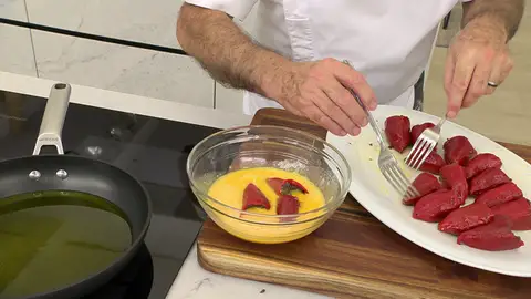 Reboza los pimientos con huevo batido e introdúcelos (a tandas) en la sartén Reboza los pimientos con huevo batido e introdúcelos (a tandas) en la sartén
