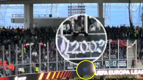 Imagen de los ultras del Anderlecht tirando objetos a los aficionados de la Real Imagen de los ultras del Anderlecht tirando objetos a los aficionados de la Real