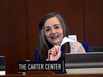 Jennie Lincoln con las actas en The Carter Center