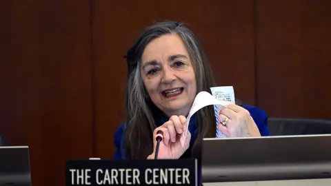 Jennie Lincoln con las actas en The Carter Center Jennie Lincoln con las actas en The Carter Center