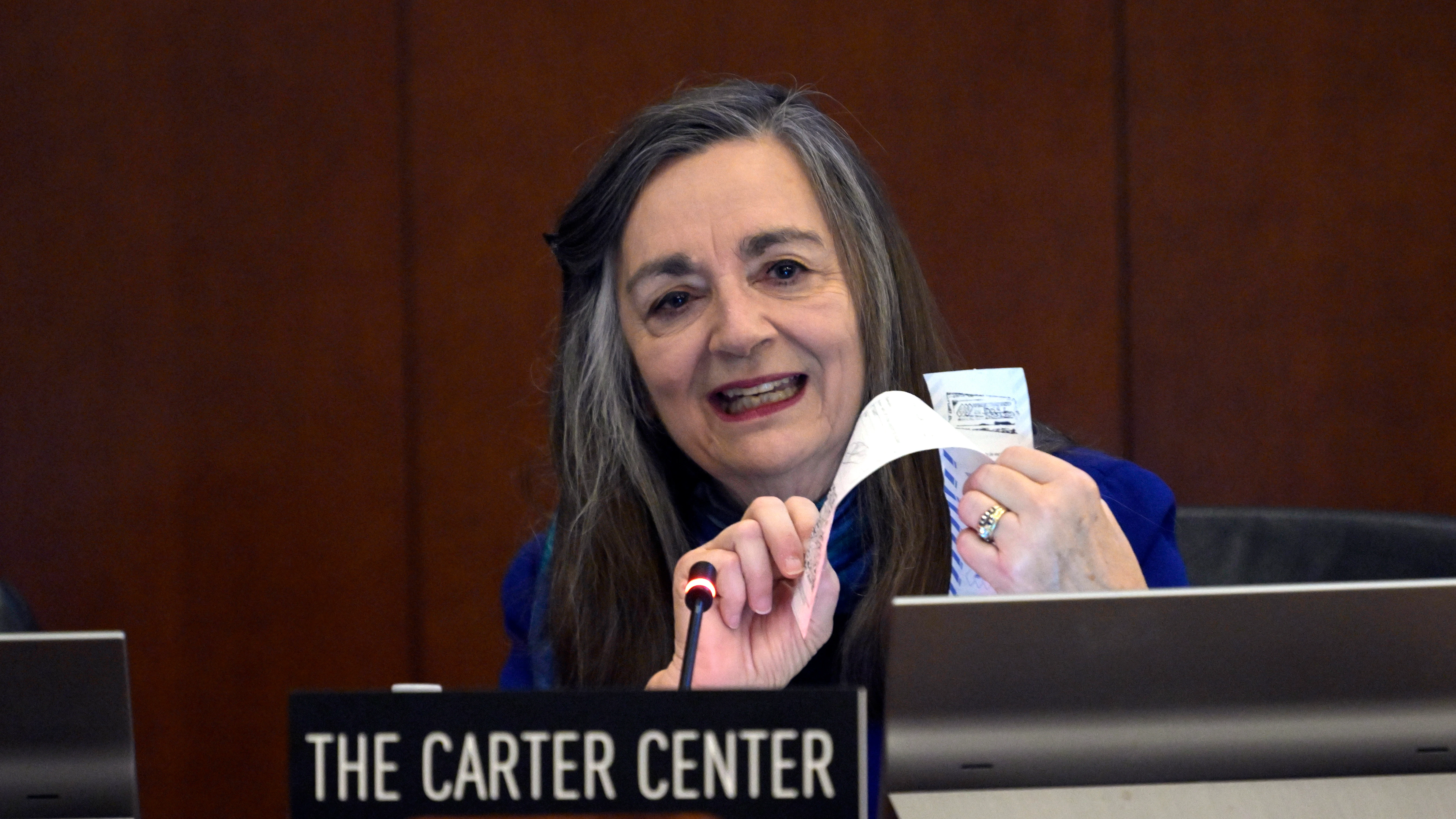Jennie Lincoln con las actas en The Carter Center