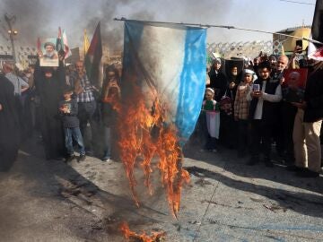 Israelíes queman una bandera israelí 