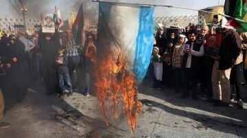 Israelíes queman una bandera israelí 