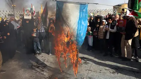 Israelíes queman una bandera israelí Israelíes queman una bandera israelí