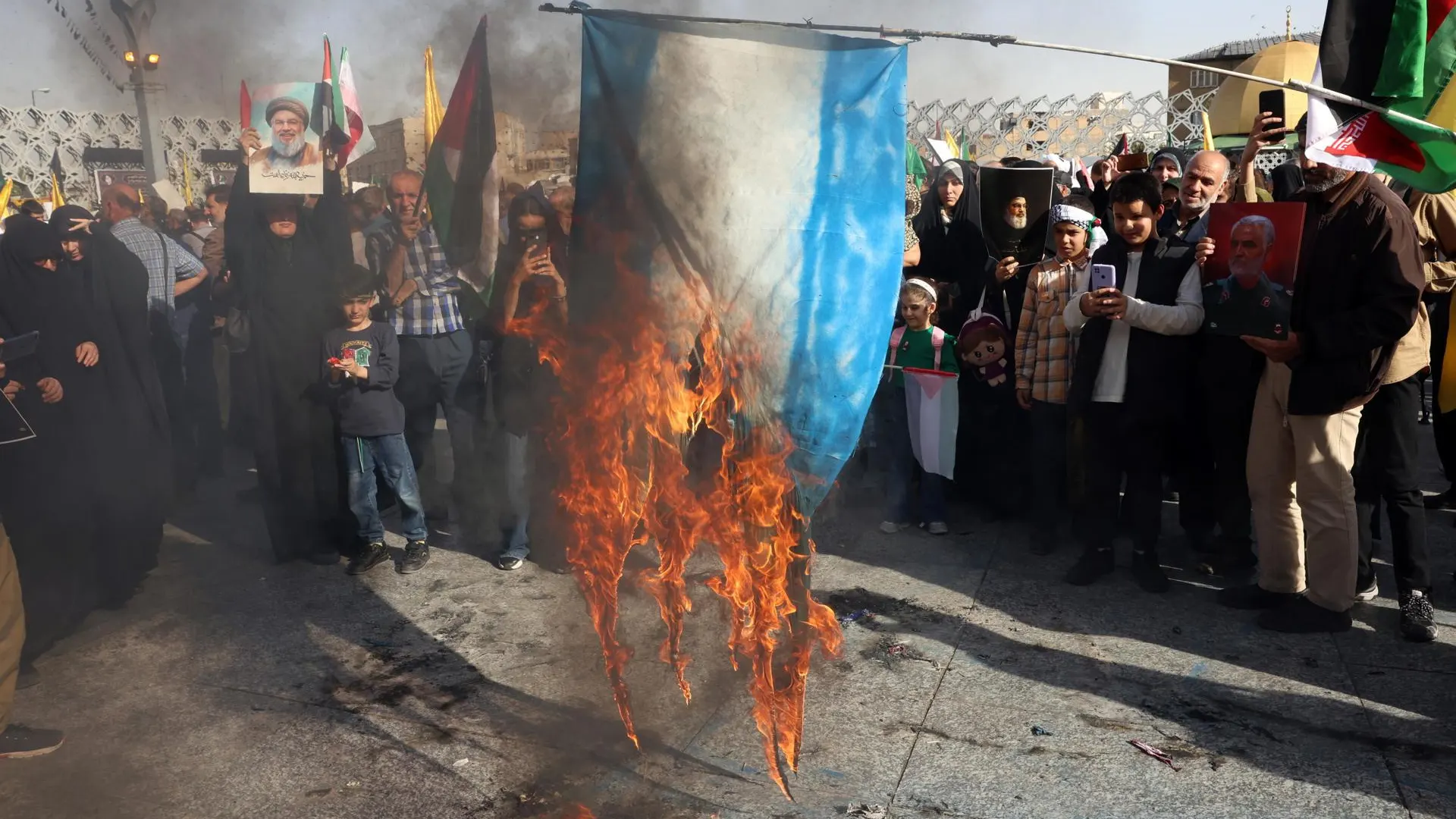 Israel&iacute;es queman una bandera israel&iacute; 