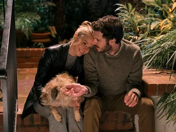 Kristen Bell y Adam Brody en Nadie quiere esto Kristen Bell y Adam Brody en Nadie quiere esto