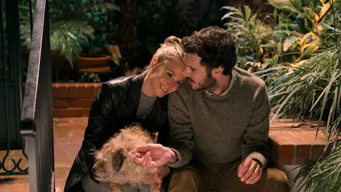 Kristen Bell y Adam Brody en Nadie quiere esto Kristen Bell y Adam Brody en Nadie quiere esto
