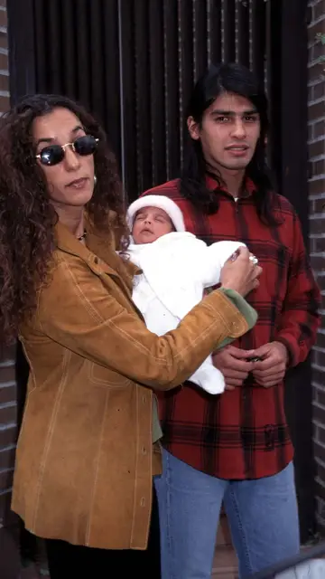 Rosario Flores con Lola recién nacida Rosario Flores con Lola recién nacida