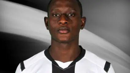 Mou Jadama, futbolista fallecido, posando con la camiseta de Colo-Colo Mou Jadama, futbolista fallecido, posando con la camiseta de Colo-Colo