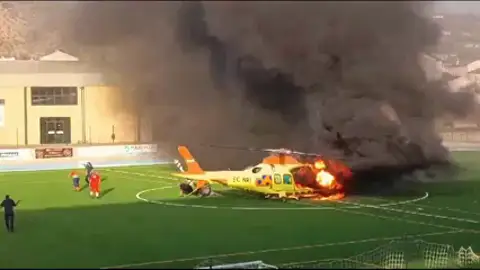 El vídeo del momento en el que comienza a arder el helicóptero que iba a trasladar a un paciente al hospital El vídeo del momento en el que comienza a arder el helicóptero que iba a trasladar a un paciente al hospital