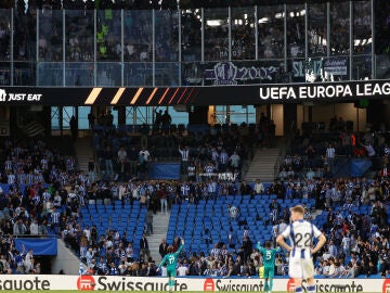 Los ultras del Anderlecht lanzando sillas en Anoeta