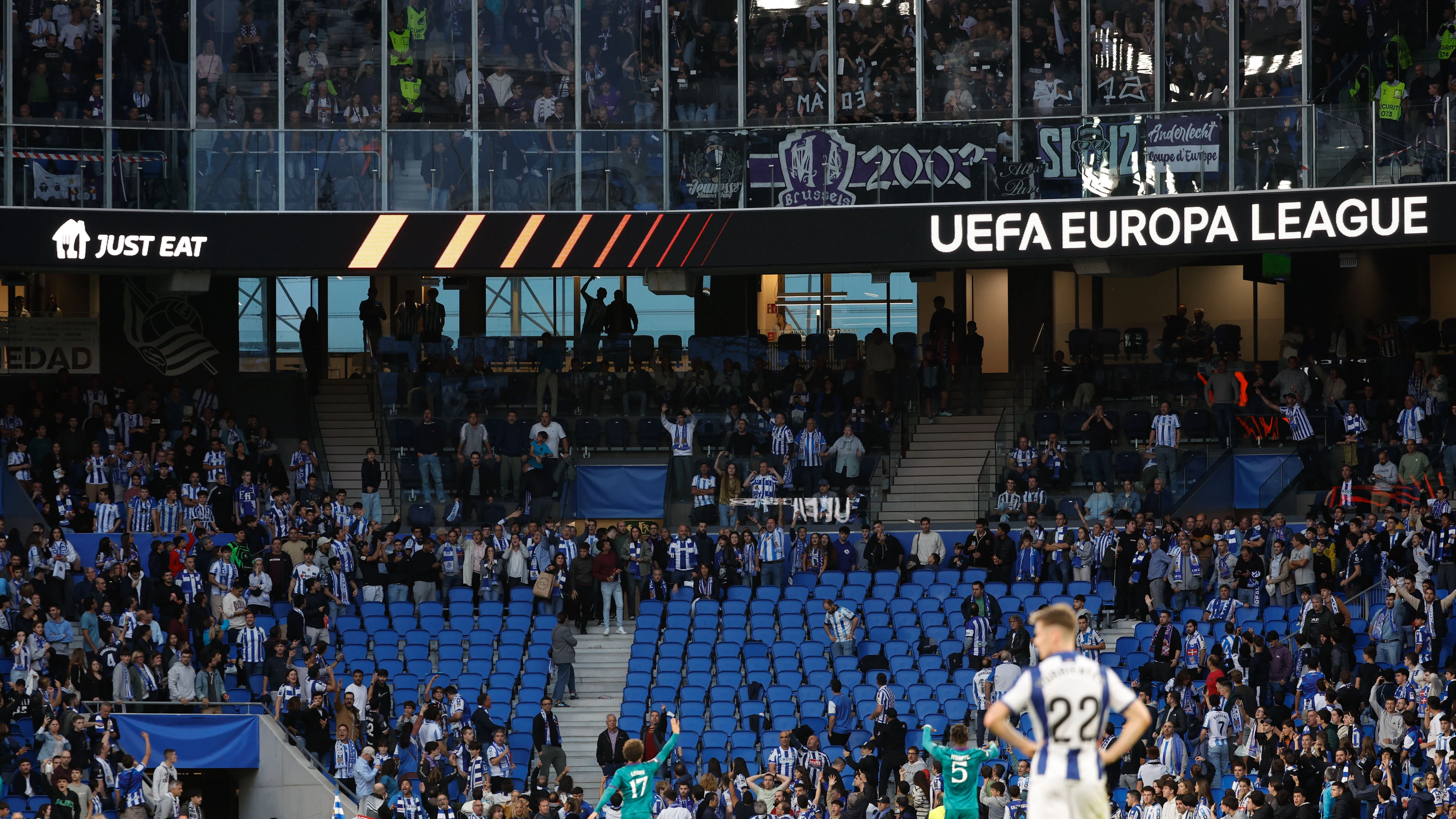 Los ultras del Anderlecht lanzando sillas en Anoeta Los ultras del Anderlecht lanzando sillas en Anoeta