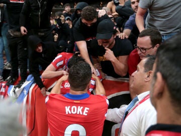 Koke hablando con aficionados y ultras del Atlético de Madrid