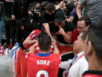 Koke hablando con aficionados y ultras del Atlético de Madrid Koke hablando con aficionados y ultras del Atlético de Madrid
