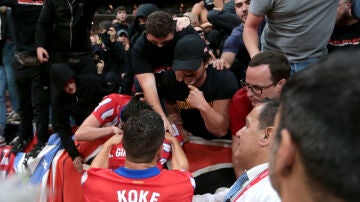 Koke hablando con aficionados y ultras del Atlético de Madrid