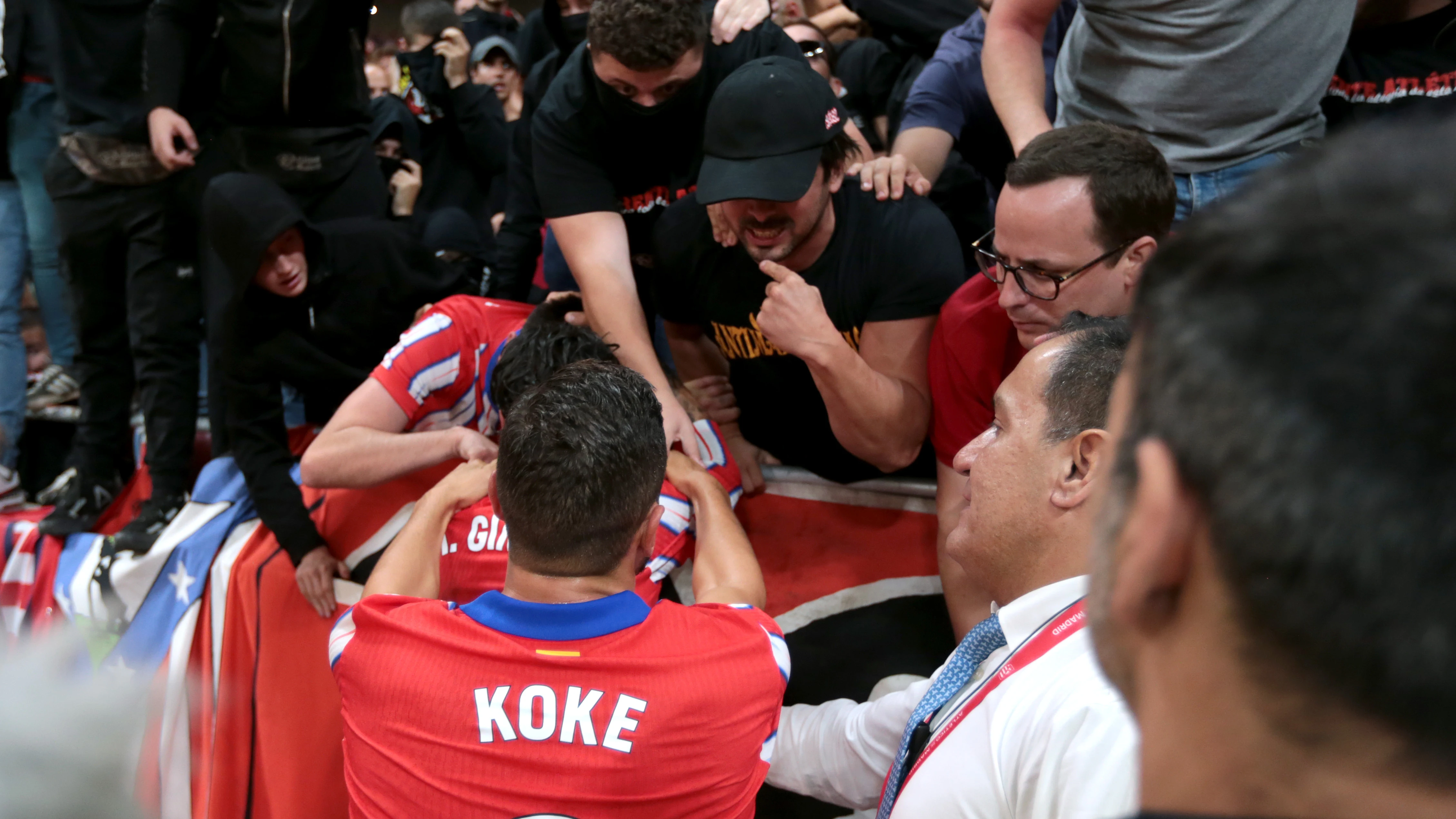 Koke hablando con aficionados y ultras del Atl&eacute;tico de Madrid