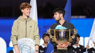 Carlos Alcaraz y Jannik Sinner tras la final del ATP 500 de Pek&iacute;n