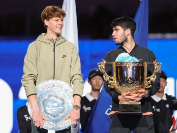 Carlos Alcaraz y Jannik Sinner tras la final del ATP 500 de Pekín