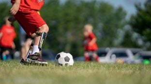 Un ni&ntilde;o con un bal&oacute;n de f&uacute;tbol