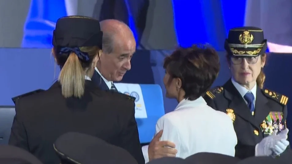 Sonsoles Ónega recibe la medalla al mérito de la Policía Sonsoles Ónega recibe la medalla al mérito de la Policía