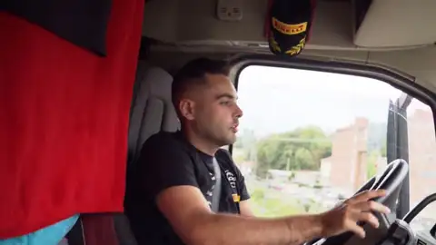 Diego Ruiloba conduciendo el camión Diego Ruiloba conduciendo el camión