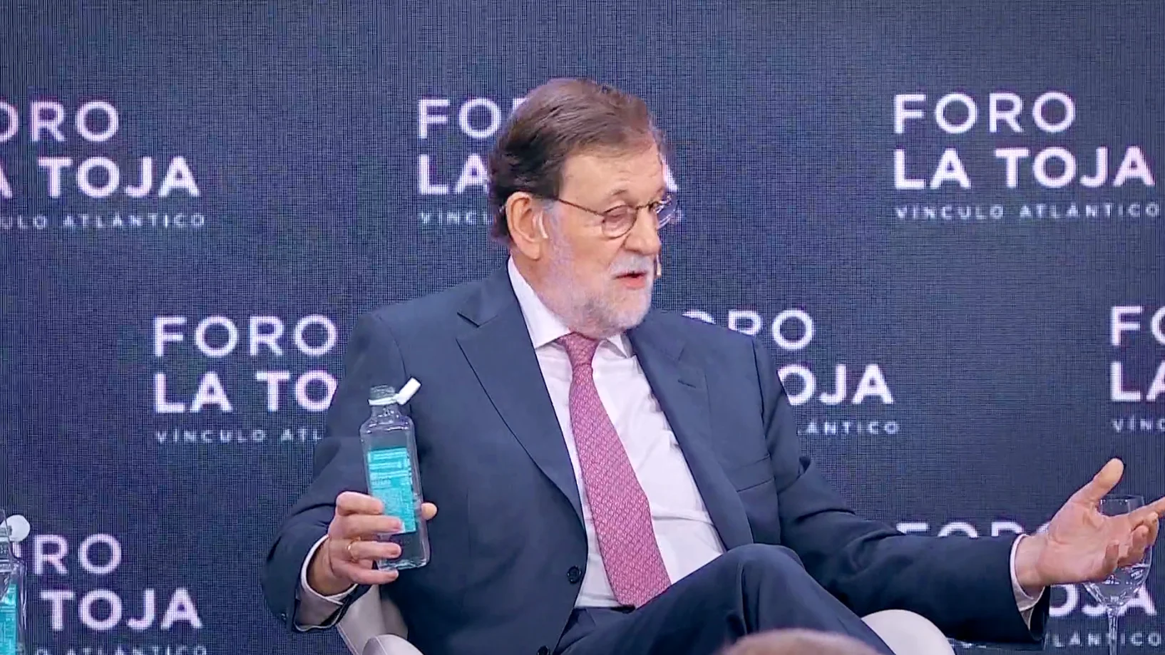 Problemas de Rajoy con las botellas. Problemas de Rajoy con las botellas.