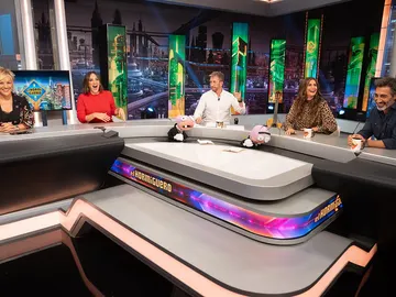 Durante la tertulia, el presentador y los colaboradores han decidido darle un enfoque humorístico a la noticia de que los hoteles pedirán más datos a sus huéspedes. Durante la tertulia, el presentador y los colaboradores han decidido darle un enfoque humorístico a la noticia de que los hoteles pedirán más datos a sus huéspedes.