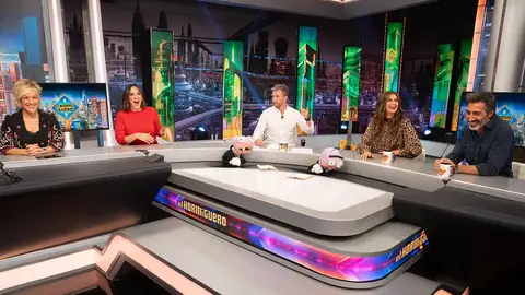 Durante la tertulia, el presentador y los colaboradores han decidido darle un enfoque humorístico a la noticia de que los hoteles pedirán más datos a sus huéspedes. Durante la tertulia, el presentador y los colaboradores han decidido darle un enfoque humorístico a la noticia de que los hoteles pedirán más datos a sus huéspedes.