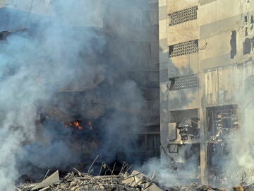 El humo se eleva desde unos edificios dañados tras un ataque aéreo israelí en Al Mreijeh