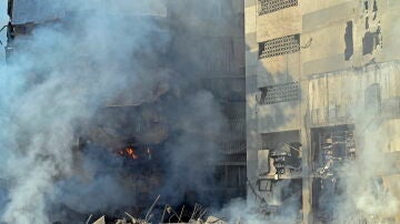 El humo se eleva desde unos edificios dañados tras un ataque aéreo israelí en Al Mreijeh