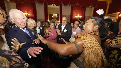 Carlos III bailando con un samoano en la diáspora de la Commonwealth Carlos III bailando con un samoano en la diáspora de la Commonwealth
