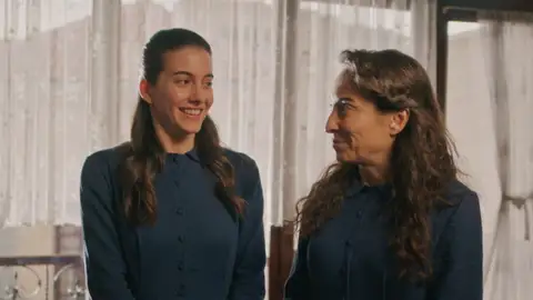 Suna y su madre Suna y su madre