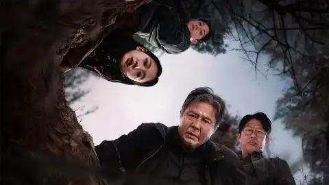 Escena de la película coreana Exhuma Escena de la película coreana Exhuma