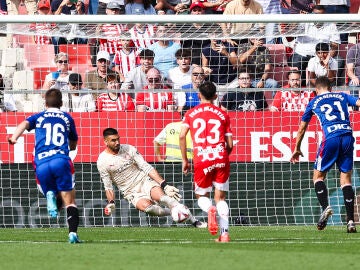 Gazzaniga parando un penalti a Ander Herrera