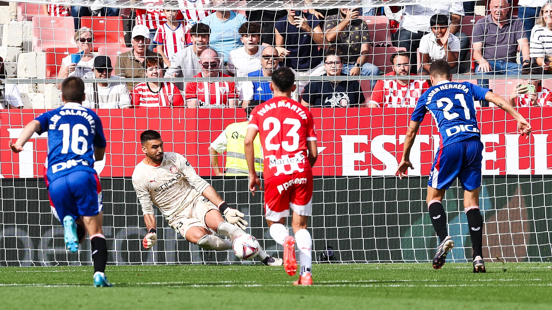 Gazzaniga parando un penalti a Ander Herrera Gazzaniga parando un penalti a Ander Herrera