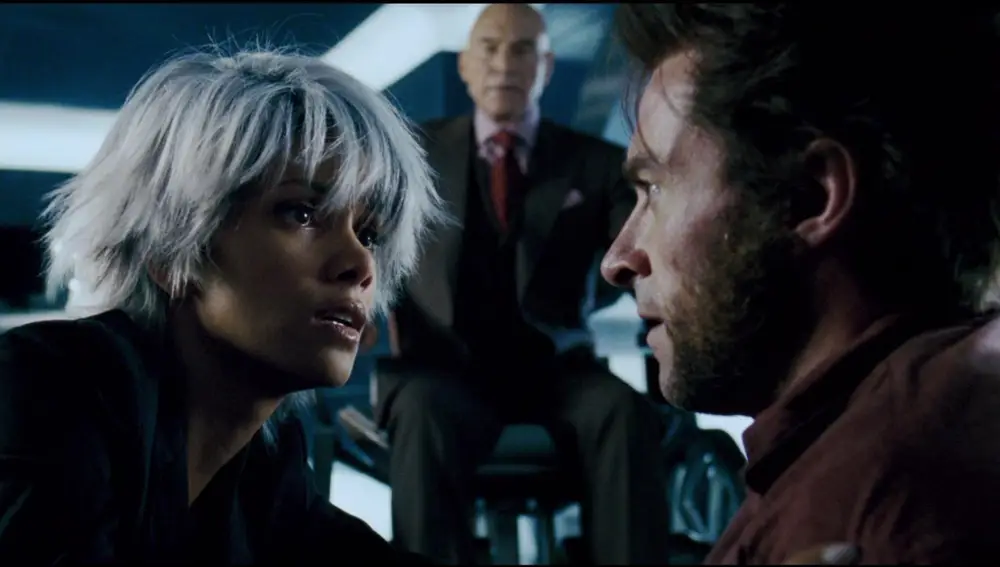Halle Berry como Tormenta y Hugh Jackman como Lobezno en X-Men: La decisión final Halle Berry como Tormenta y Hugh Jackman como Lobezno en X-Men: La decisión final