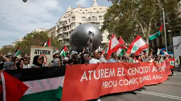 Asistentes a la manifestación de Barcelona por la ofensiva de Israel Asistentes a la manifestación de Barcelona por la ofensiva de Israel