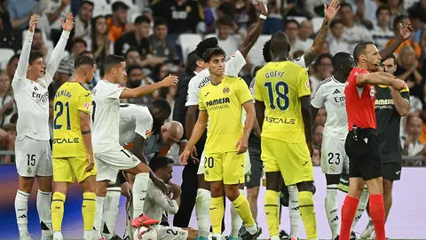 Dani Carvajal se duele en el césped tras sufrir una grave lesión Dani Carvajal se duele en el césped tras sufrir una grave lesión