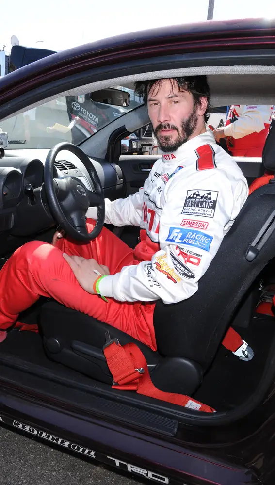 Keanu Reeves a bordo de un coche de carreras en 2009 Keanu Reeves a bordo de un coche de carreras en 2009
