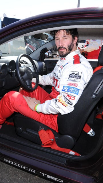 Keanu Reeves a bordo de un coche de carreras en 2009