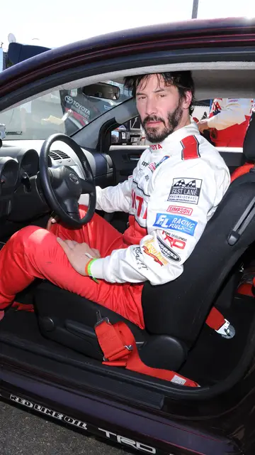 Keanu Reeves a bordo de un coche de carreras en 2009 Keanu Reeves a bordo de un coche de carreras en 2009