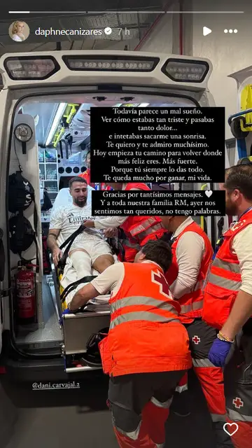 Dani Carvajal siendo trasladado por los servicios médicos tras su lesión Dani Carvajal siendo trasladado por los servicios médicos tras su lesión